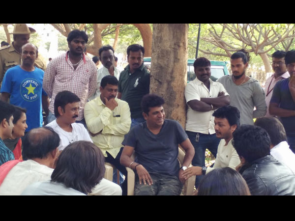 Hatrick Hero Visits The Sets Of Ganesh's 'Gandu Endare Gandu' Hatrick Hero Visits The Sets Of Ganesh's 'Gandu Endare Gandu'