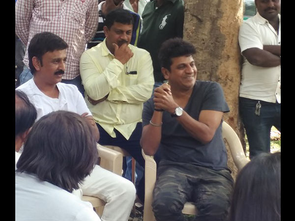 Hatrick Hero Visits The Sets Of Ganesh's 'Gandu Endare Gandu' Hatrick Hero Visits The Sets Of Ganesh's 'Gandu Endare Gandu'