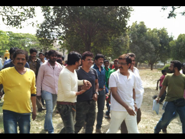 Hatrick Hero Visits The Sets Of Ganesh's 'Gandu Endare Gandu' Hatrick Hero Visits The Sets Of Ganesh's 'Gandu Endare Gandu'