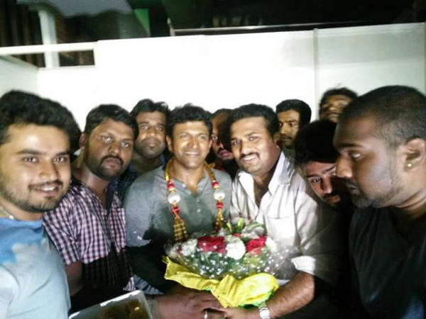 ಮಧ್ಯರಾತ್ರಿಯಿಂದ ಸಂಭ್ರಮ ಮಧ್ಯರಾತ್ರಿಯಿಂದ ಸಂಭ್ರಮ