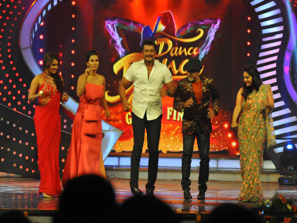 ವೇದಿಕೆ ಮೇಲೆ ಕುಣಿದು ಕುಪ್ಪಳಿಸಿದ್ದಾರೆ.!