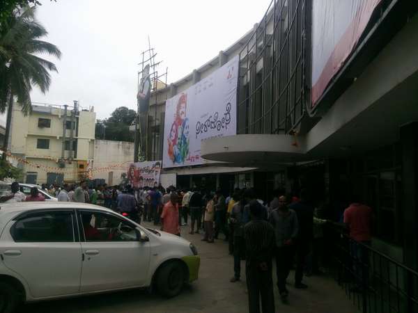 ಸಾರಿಗೆ ಇಲ್ಲ.! ಆದರೂ ಚಿತ್ರ ನೋಡ್ಬೇಕಲ್ಲ.!