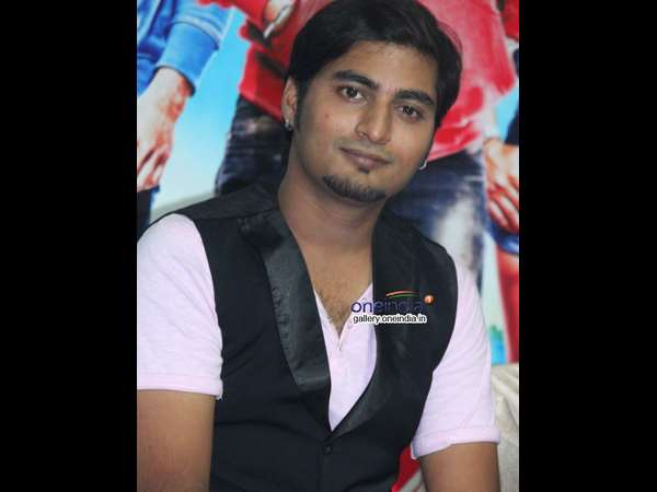 ನಿರೂಪಕ ನಿರಂಜನ್ ದೇಶಪಾಂಡೆ