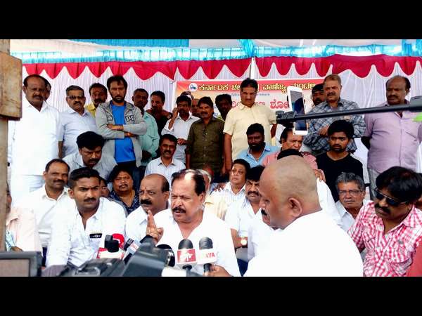 'ಬಿಗ್‌ ಬಾಸ್‌' ಮನೆ ಎದುರು ಪ್ರತಿಭಟನೆ 