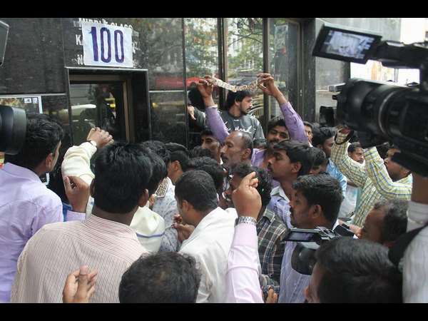 ಫಸ್ಟ್ ಡೇ ಫಸ್ಟ್ ಶೋ ಟಿಕೆಟ್ ಸೋಲ್ಡ್ ಔಟ್ ಫಸ್ಟ್ ಡೇ ಫಸ್ಟ್ ಶೋ ಟಿಕೆಟ್ ಸೋಲ್ಡ್ ಔಟ್