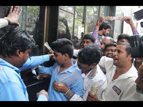 ಮೂರು ದಿನದ ಟಿಕೆಟ್ ಸೋಲ್ಡ್ ಔಟ್ ಮೂರು ದಿನದ ಟಿಕೆಟ್ ಸೋಲ್ಡ್ ಔಟ್