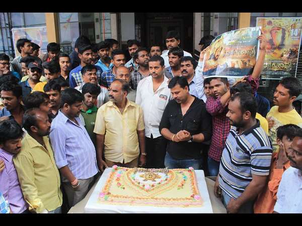 ಕೇಕ್ ಕಟ್ ಮಾಡಿದ ಅಭಿಮಾನಿಗಳು ಕೇಕ್ ಕಟ್ ಮಾಡಿದ ಅಭಿಮಾನಿಗಳು