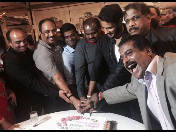 ಕೇಕ್ ಕತ್ತರಿಸಿ ಸಂಭ್ರಮ