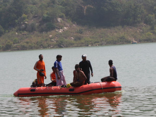 ಕೆರೆಯಲ್ಲಿ ಕಪ್ಪು ಮಣ್ಣು ಕೆರೆಯಲ್ಲಿ ಕಪ್ಪು ಮಣ್ಣು