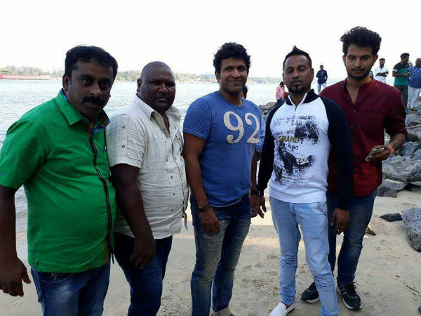 'ಟಗರು' ಚಿತ್ರತಂಡದೊಂದಿಗೆ ಪುನೀತ್ ರಾಜ್‌ ಕುಮಾರ್ 