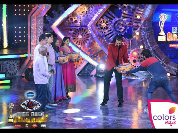 ವೇದಿಕೆ ಮೇಲೆ ಫೈನಲಿಸ್ಟ್ ಗಳ ಕುಟುಂಬ