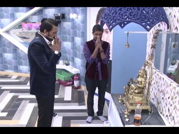 ದೇವರಿಗೆ ದೀಪ ಹಚ್ಚಿ ಮನೆಗೆ ವಿದಾಯ 