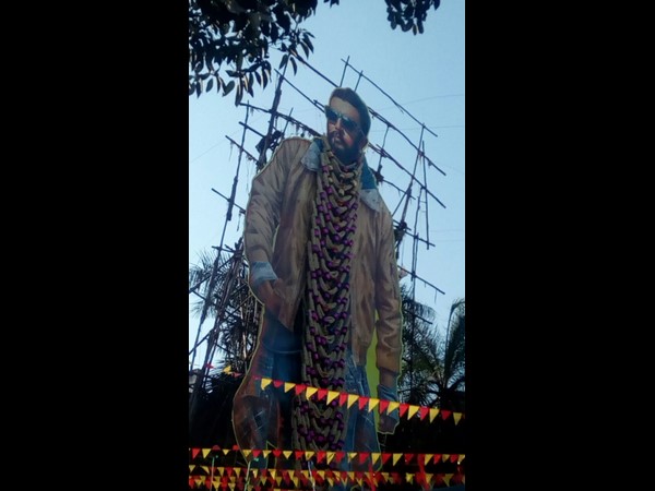 'ಹೆಬ್ಬುಲಿ' ಪಕ್ಕದಲ್ಲಿಲ್ಲ ಕ್ರೇಜಿಸ್ಟಾರ್ ಕಟೌಟ್!