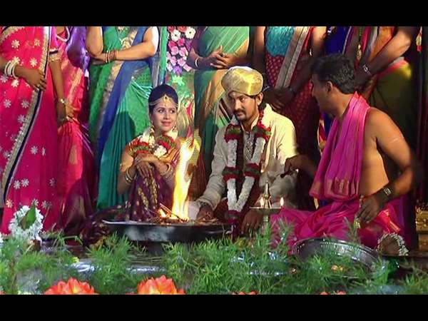 ತಾಳಿ ಕಟ್ಟಿಸಿಕೊಂಡ ಅನುಶ್ರೀ