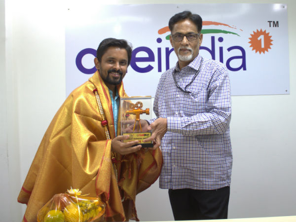 ಪ್ರಶಸ್ತಿ ಪ್ರದಾನ ಮಾಡಿದ ಸಂಪಾದಕ ಶಾಮಸುಂದರ