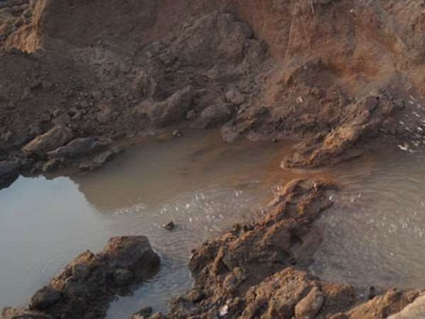 ಬೆಟ್ಟದ ದಿಕ್ಕಿನಿಂದ ಉಕ್ಕುತ್ತಿರುವ ಅಂತರ್ಜಲ ಬೆಟ್ಟದ ದಿಕ್ಕಿನಿಂದ ಉಕ್ಕುತ್ತಿರುವ ಅಂತರ್ಜಲ