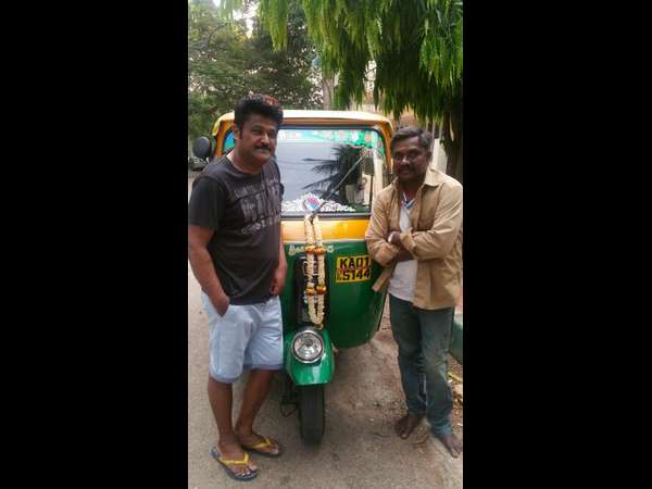 Actor Jaggesh Motivate To Auto Driver Actor Jaggesh Motivate To Auto Driver