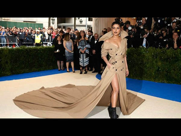 ಪ್ರಿಯಾಂಕಾ ತೊಟ್ಟಿದ 'ಟ್ರೆಂಚ್ ಕೋಟ್' ಇದು ಪ್ರಿಯಾಂಕಾ ತೊಟ್ಟಿದ 'ಟ್ರೆಂಚ್ ಕೋಟ್' ಇದು