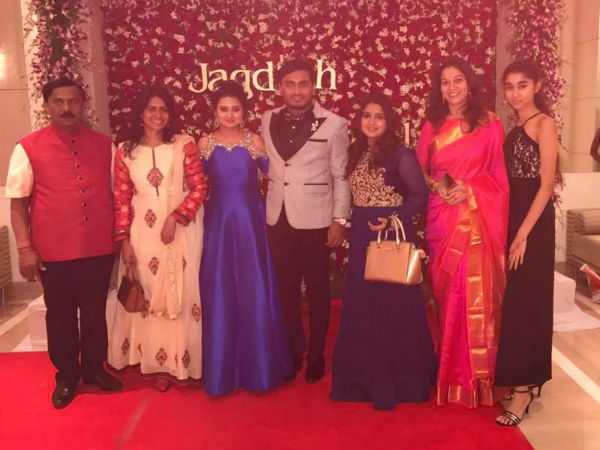 ಆಪ್ತರಿಗಷ್ಟೇ 'ವೆಡ್ಡಿಂಗ್ ಪಾರ್ಟಿ'ಗೆ ಆಹ್ವಾನ ಆಪ್ತರಿಗಷ್ಟೇ 'ವೆಡ್ಡಿಂಗ್ ಪಾರ್ಟಿ'ಗೆ ಆಹ್ವಾನ