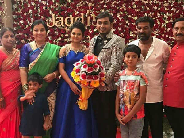 ತಾರಾ ಕುಟುಂಬ ತಾರಾ ಕುಟುಂಬ