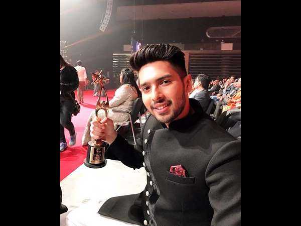 ಅತ್ಯುತ್ತಮ ಹಿನ್ನೆಲೆ ಗಾಯಕ