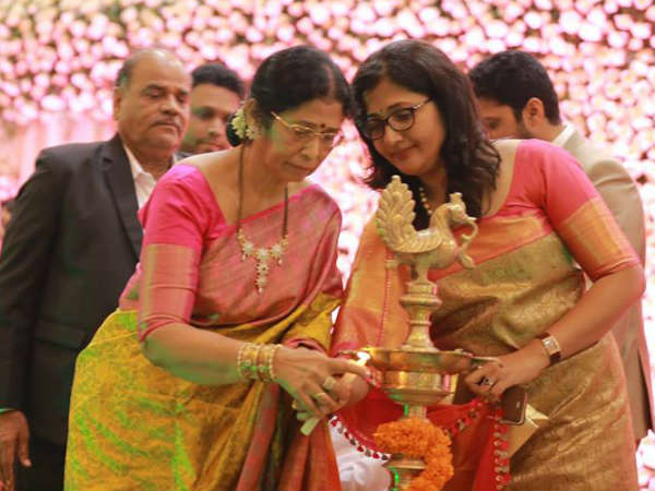 ಜ್ಯೋತಿ ಬೆಳಗಿಸಿದ ರಕ್ಷಿತ್, ರಶ್ಮಿಕಾ ತಾಯಿ