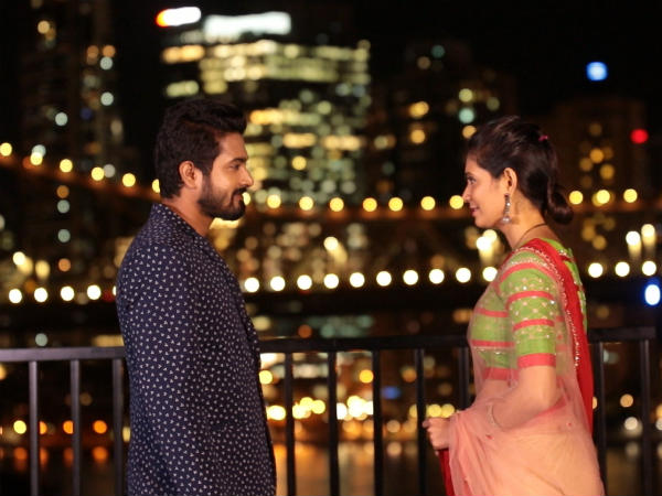 ಬ್ರಿಸ್ಬೇನ್ ಸ್ಟೋರಿ ಬ್ರಿಡ್ಜ್ ಮುಂದೆ...