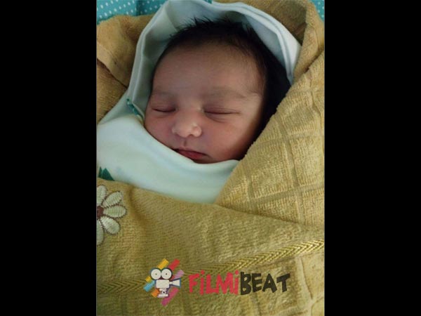 ಮಗು ಫೋಟೋ ನೋಡಿ