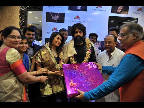 'ನವರತನ್ ಜ್ಯುವೆಲರ್ಸ್'ಗೆ ಮೆರಗು ತಂದ ರಾಕಿಂಗ್ ದಂಪತಿ 'ನವರತನ್ ಜ್ಯುವೆಲರ್ಸ್'ಗೆ ಮೆರಗು ತಂದ ರಾಕಿಂಗ್ ದಂಪತಿ