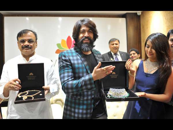 ರಾಕಿಂಗ್ ಸ್ಟಾರ್ ದಂಪತಿಗೆ ಕುಪೇಂದ್ರ ರೆಡ್ಡಿ ಸಾಥ್ ರಾಕಿಂಗ್ ಸ್ಟಾರ್ ದಂಪತಿಗೆ ಕುಪೇಂದ್ರ ರೆಡ್ಡಿ ಸಾಥ್