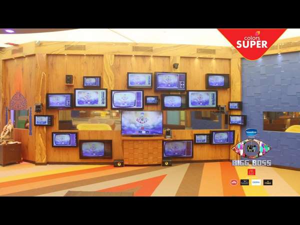 ಹಾಲ್ ತುಂಬಾ ಟಿವಿಗಳು