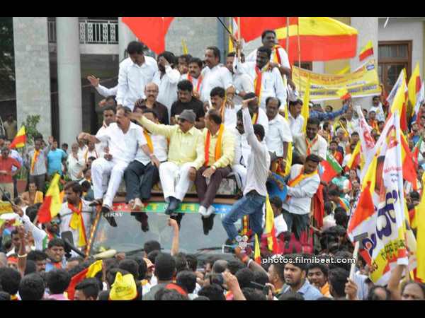 ಕನ್ನಡ ಹೋರಾಟಗಾರ ಖಂಡನೆ