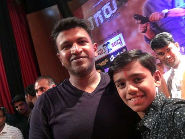 ಸಂತಸದಿಂದ ಬಿಗಿದಪ್ಪಿದ ಅಪ್ಪು 