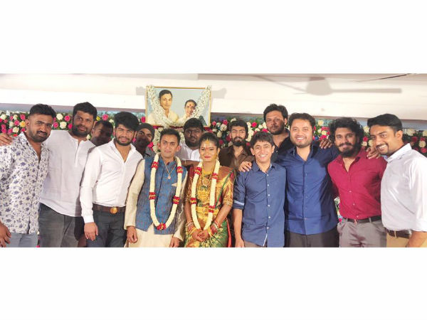 ಕುಟುಂಬಸ್ಥರ ಸಮ್ಮುಖದಲ್ಲಿ 'ನಿಶ್ಚಿತಾರ್ಥ' ಕುಟುಂಬಸ್ಥರ ಸಮ್ಮುಖದಲ್ಲಿ 'ನಿಶ್ಚಿತಾರ್ಥ'