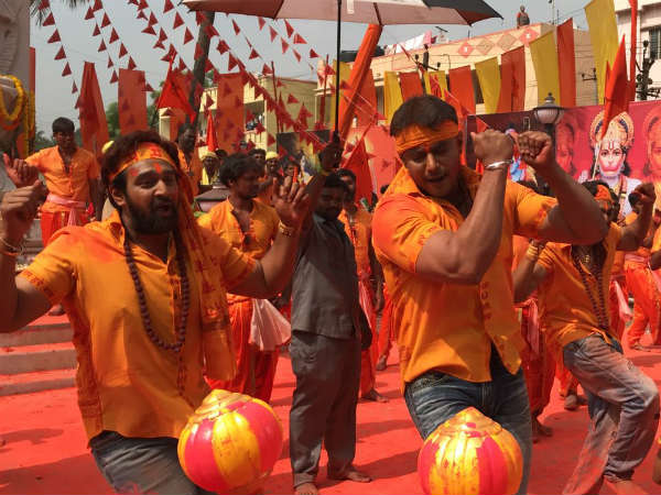 ಆಂಜನೇಯನ ಮುಂದೆ ನೃತ್ಯ ಆಂಜನೇಯನ ಮುಂದೆ ನೃತ್ಯ