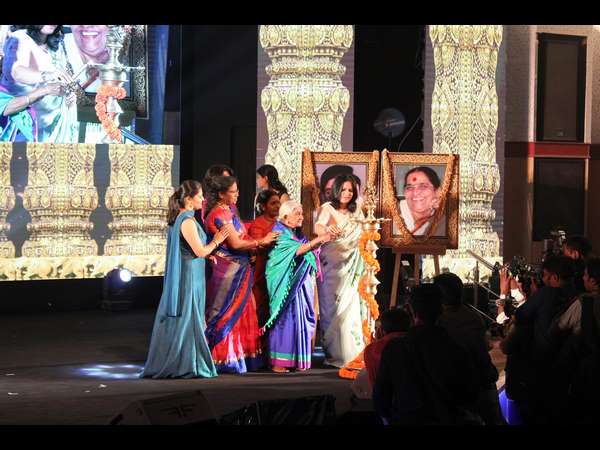 ದೀಪ ಬೆಳಗಿಸಿದ ಪತ್ನಿ