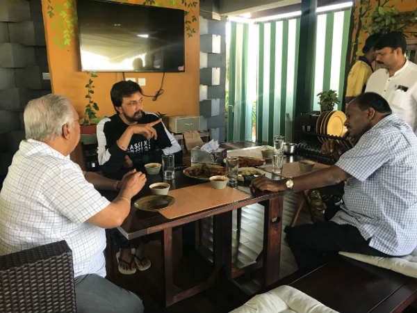 ಸುದೀಪ್ ರನ್ನ ಭೇಟಿ ಮಾಡಿದ ಕುಮಾರಸ್ವಾಮಿ 