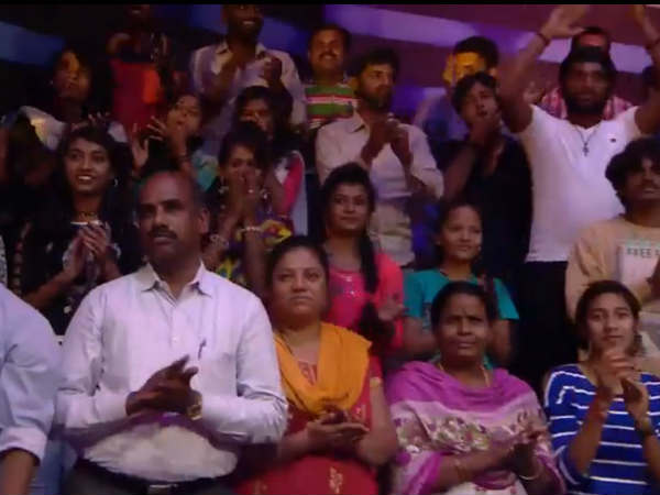 ಎದ್ದು ನಿಂತು ಚಪ್ಪಾಳೆ 