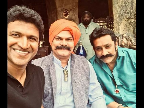 ಎರಡೂ ಚಿತ್ರಗಳಲ್ಲೂ ವಿಲನ್ ಒಬ್ಬರೇ ಎರಡೂ ಚಿತ್ರಗಳಲ್ಲೂ ವಿಲನ್ ಒಬ್ಬರೇ