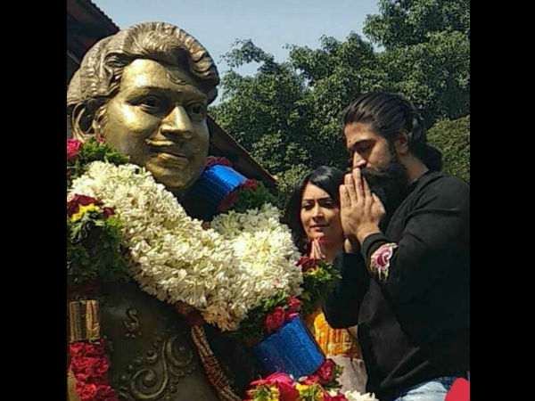  Yash gets blessing from Rajkumar