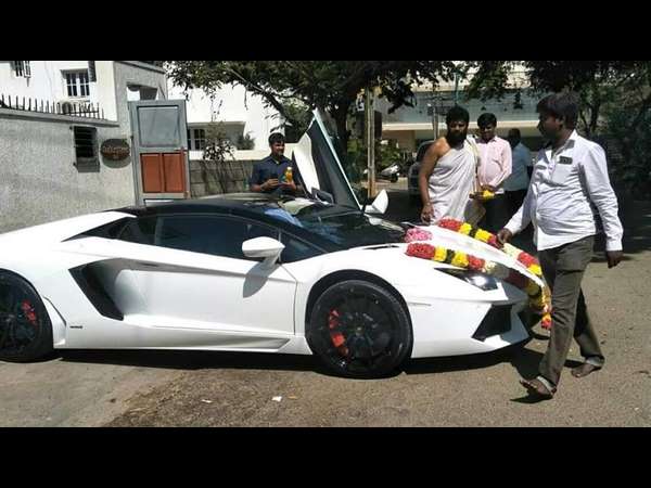 ಟೂ ಸೀಟರ್ ಕಾರ್ ಲಂಬೋರ್ಗಿನಿ 