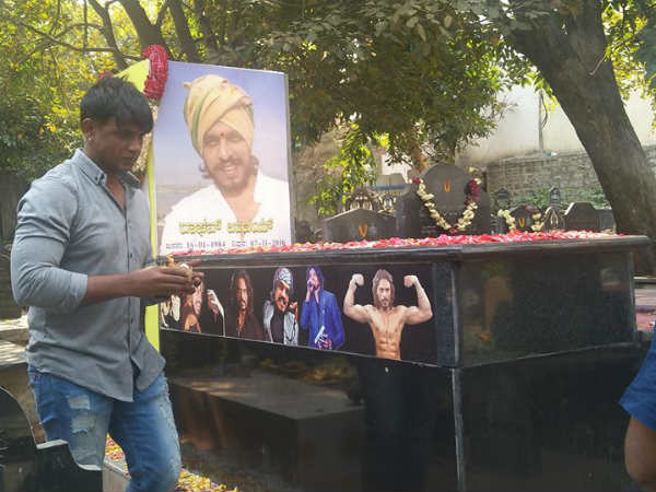 Duniya Vijay Visit to Anil and Uday Buried Duniya Vijay Visit to Anil and Uday Buried