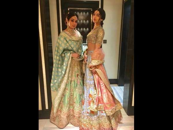 ಮಗಳ ಜೊತೆ ನಿಂತು ಪೋಸ್ ಕೊಟ್ಟಿದ್ದ ಶ್ರೀದೇವಿ ಮಗಳ ಜೊತೆ ನಿಂತು ಪೋಸ್ ಕೊಟ್ಟಿದ್ದ ಶ್ರೀದೇವಿ