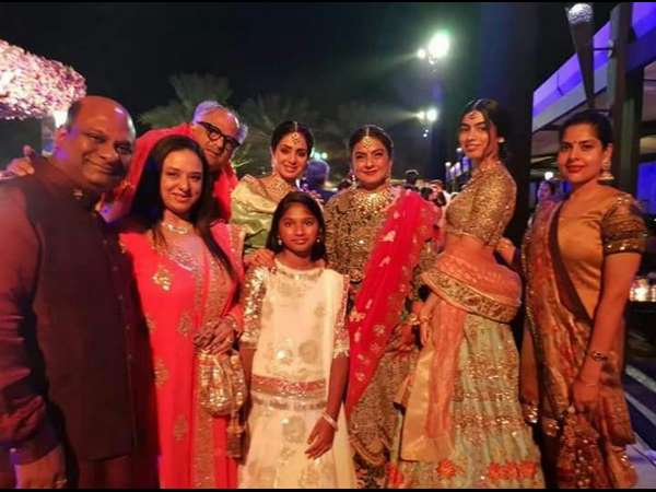 ಖುಷಿ ಖುಷಿಯಾಗಿ ಕಾಣಿಸಿಕೊಂಡಿದ್ದ ಶ್ರೀದೇವಿ ಖುಷಿ ಖುಷಿಯಾಗಿ ಕಾಣಿಸಿಕೊಂಡಿದ್ದ ಶ್ರೀದೇವಿ