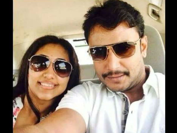 Darshan' wife Vijayalakshmi tottooed her husband's name on her left Hand Darshan' wife Vijayalakshmi tottooed her husband's name on her left Hand