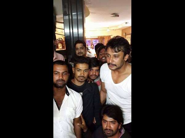 ತುದಿಗಾಲಲ್ಲಿ ನಿಂತು ಕಾಯುತ್ತಿರುವ ಅಭಿಮಾನಿಗಳು ತುದಿಗಾಲಲ್ಲಿ ನಿಂತು ಕಾಯುತ್ತಿರುವ ಅಭಿಮಾನಿಗಳು