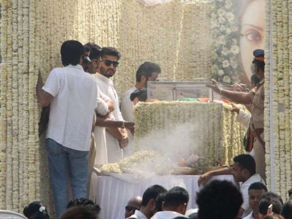 ಬಿಳಿ ಹೂಗಳಿಂದ ಸಿಂಗಾರ