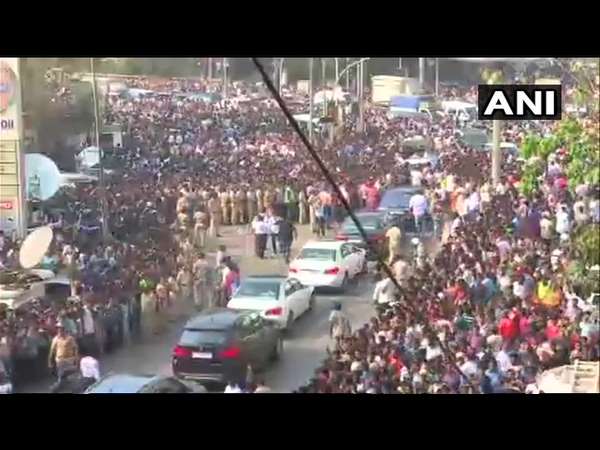 ವಿಲೆ ಪಾರ್ಲೆ ಚಿತಾಗಾರ ಮುಂದೆ ಜನಸಾಗರ