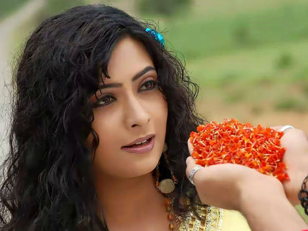 ಮೊಗ್ಗಿನ ಮನಸು ಮೊಗ್ಗಿನ ಮನಸು