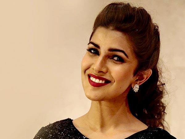 ಏರ್ ಲಿಫ್ಟ್ ನಟಿ